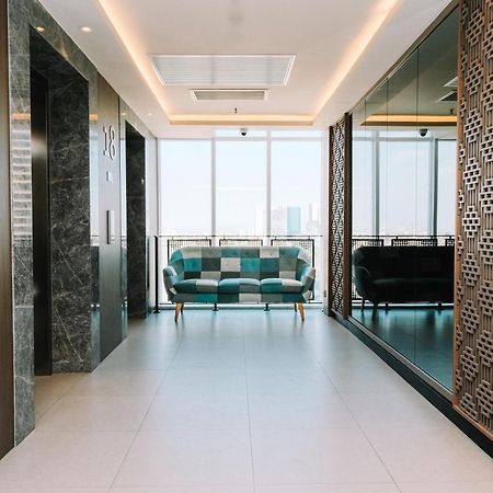 Deka Hotel Surabaya Hr Muhammad Exteriör bild