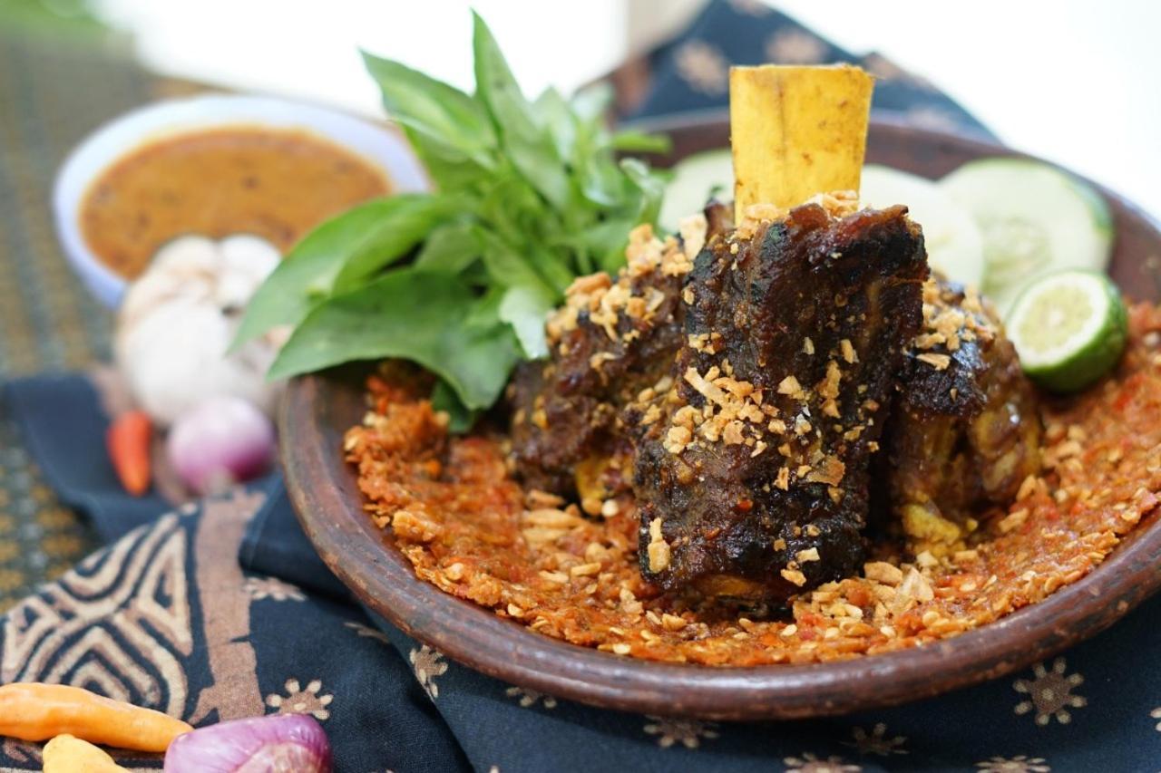 Deka Hotel Surabaya Hr Muhammad Exteriör bild