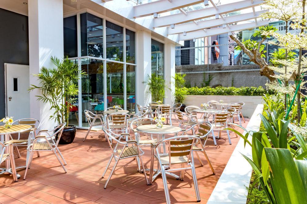 Deka Hotel Surabaya Hr Muhammad Exteriör bild