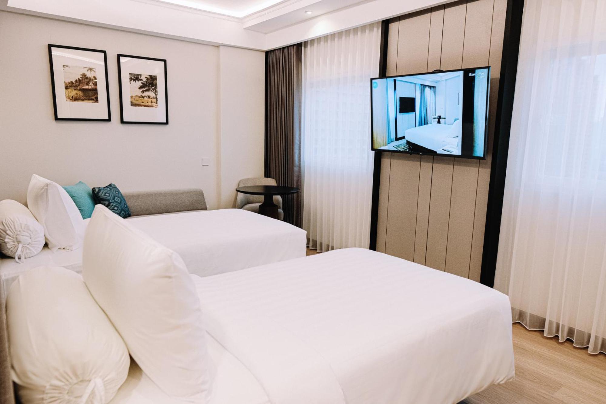 Deka Hotel Surabaya Hr Muhammad Exteriör bild