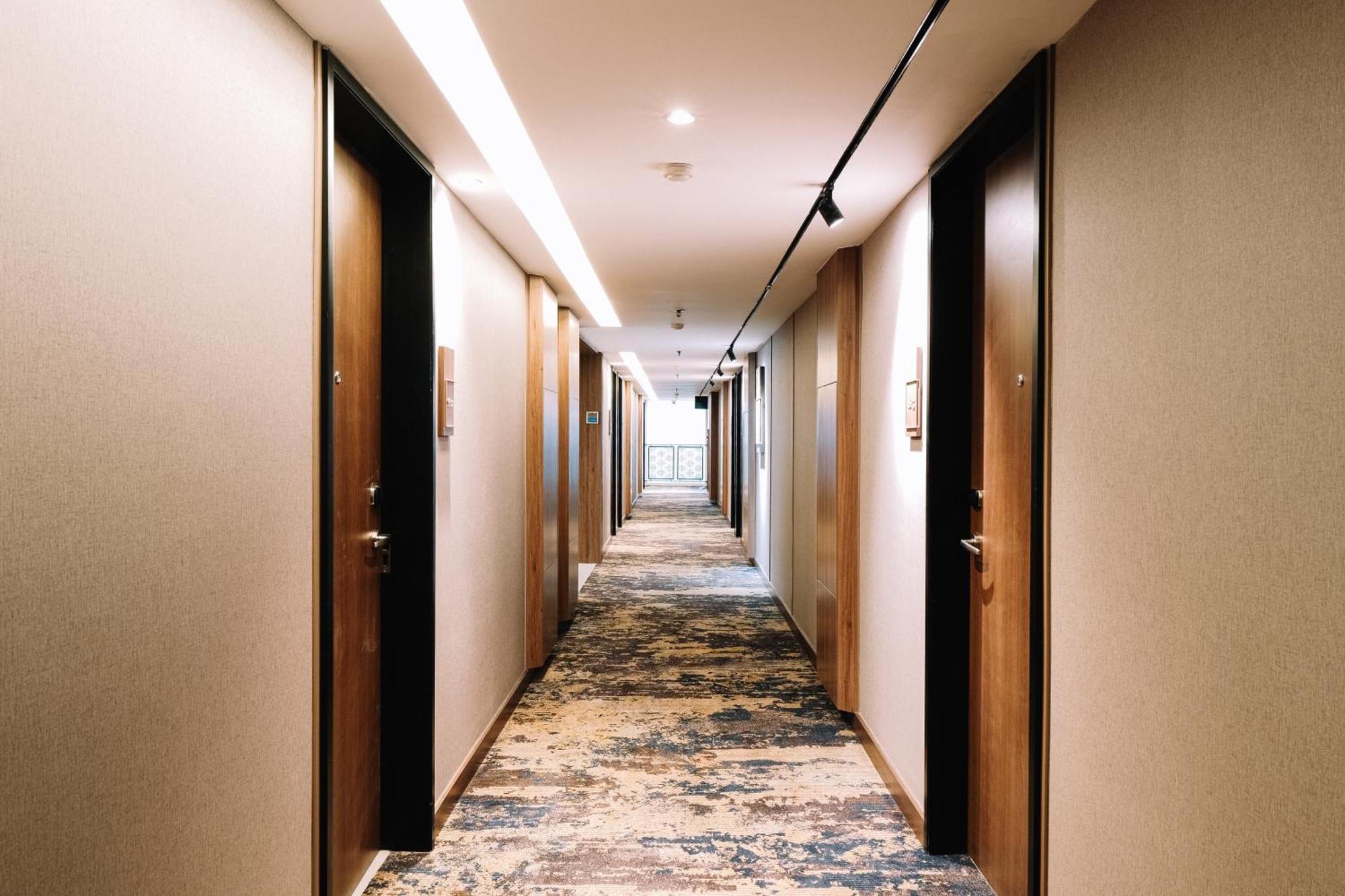 Deka Hotel Surabaya Hr Muhammad Exteriör bild
