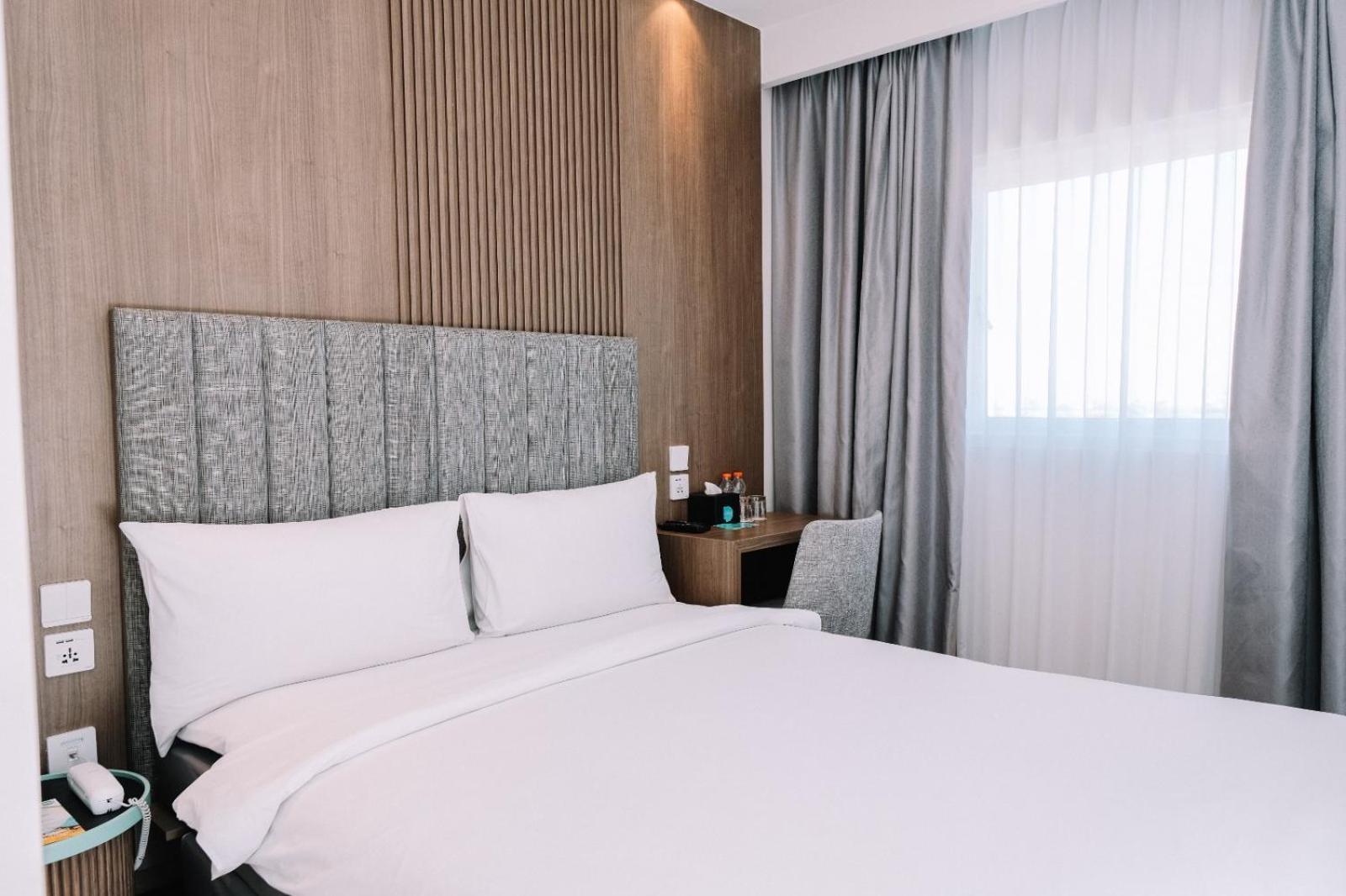 Deka Hotel Surabaya Hr Muhammad Exteriör bild