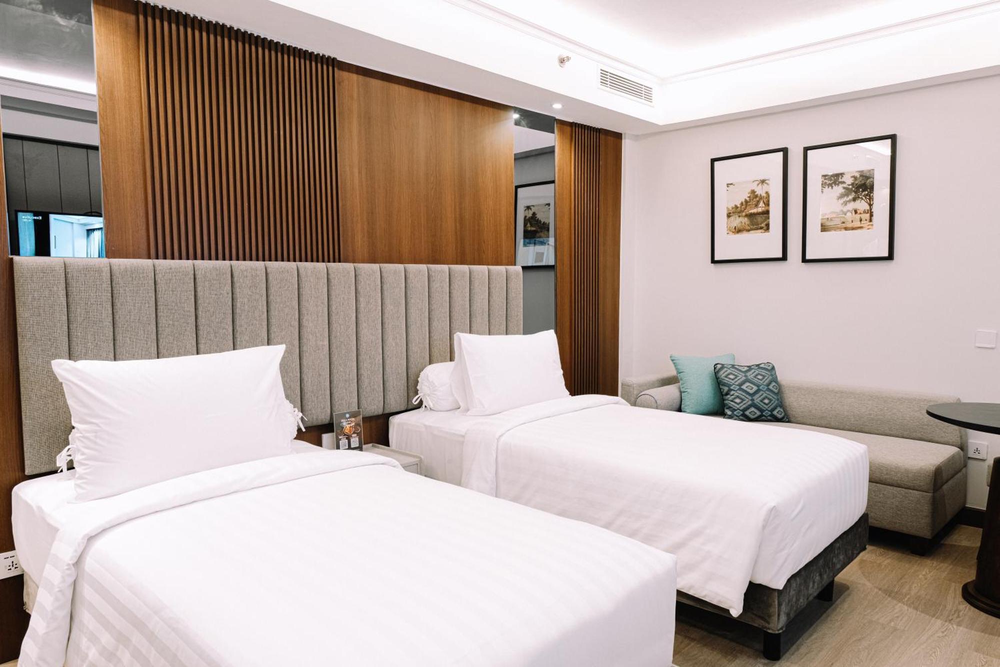 Deka Hotel Surabaya Hr Muhammad Exteriör bild