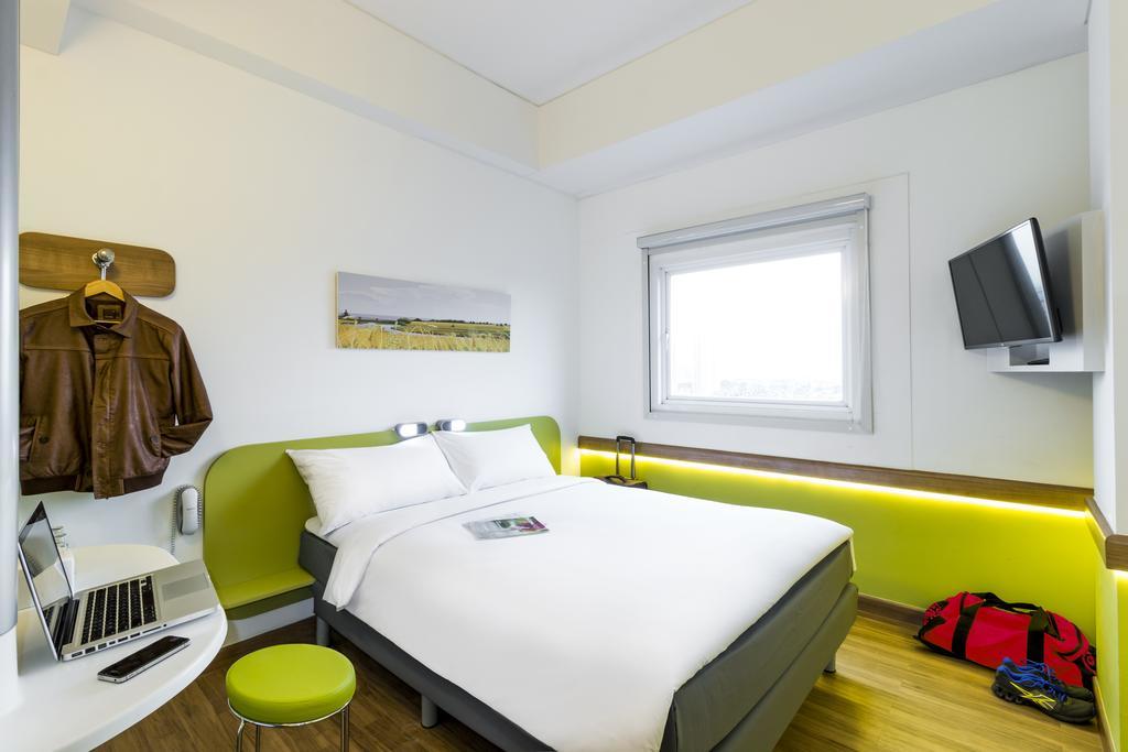 Deka Hotel Surabaya Hr Muhammad Exteriör bild