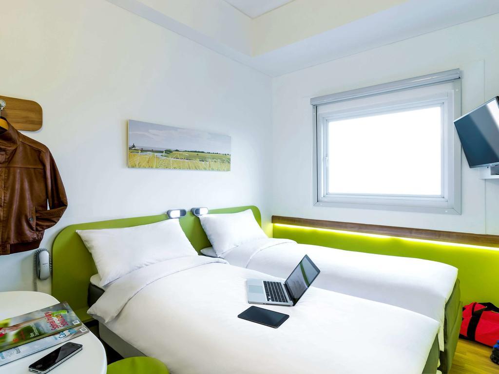 Deka Hotel Surabaya Hr Muhammad Exteriör bild