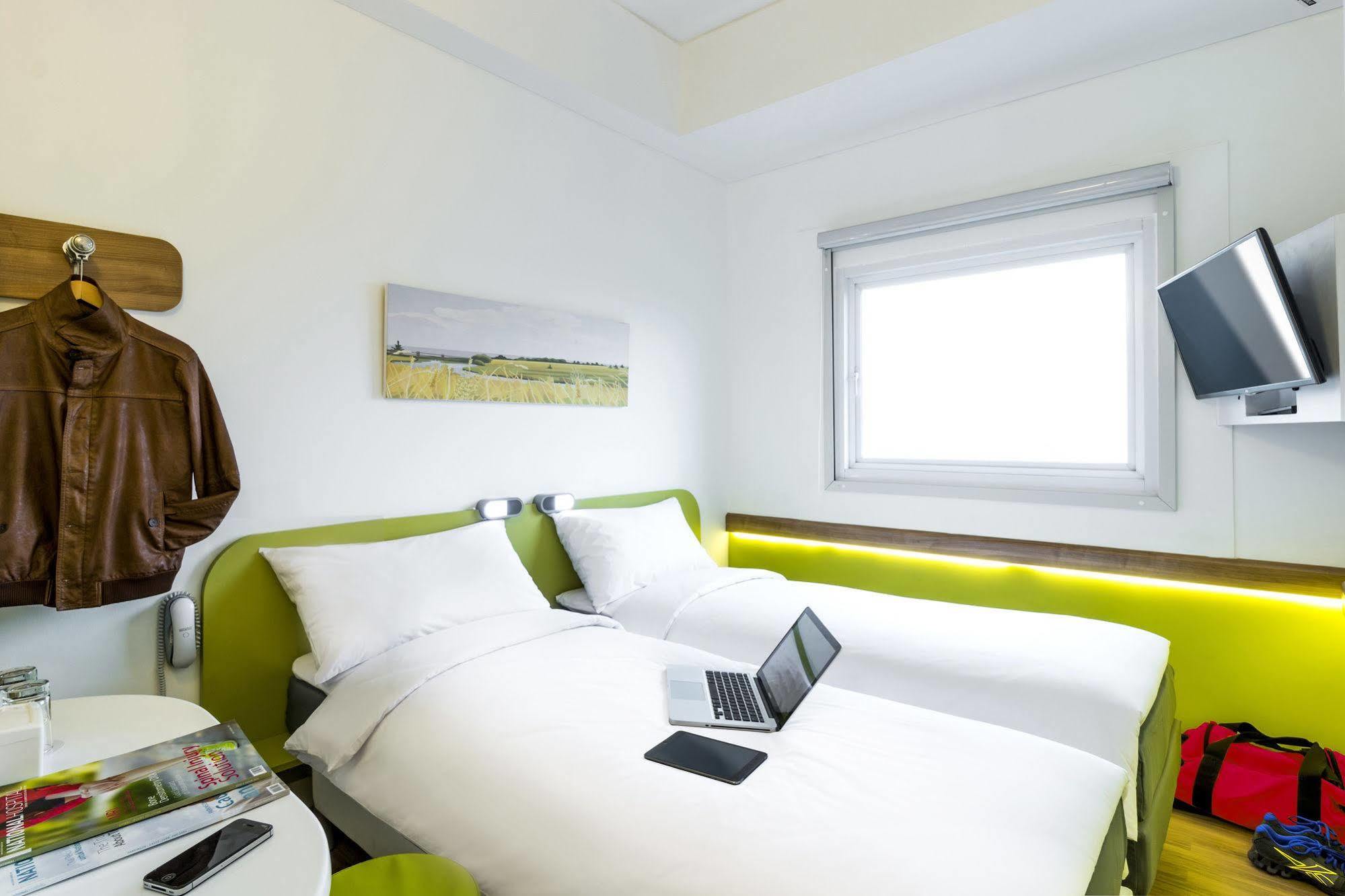 Deka Hotel Surabaya Hr Muhammad Exteriör bild