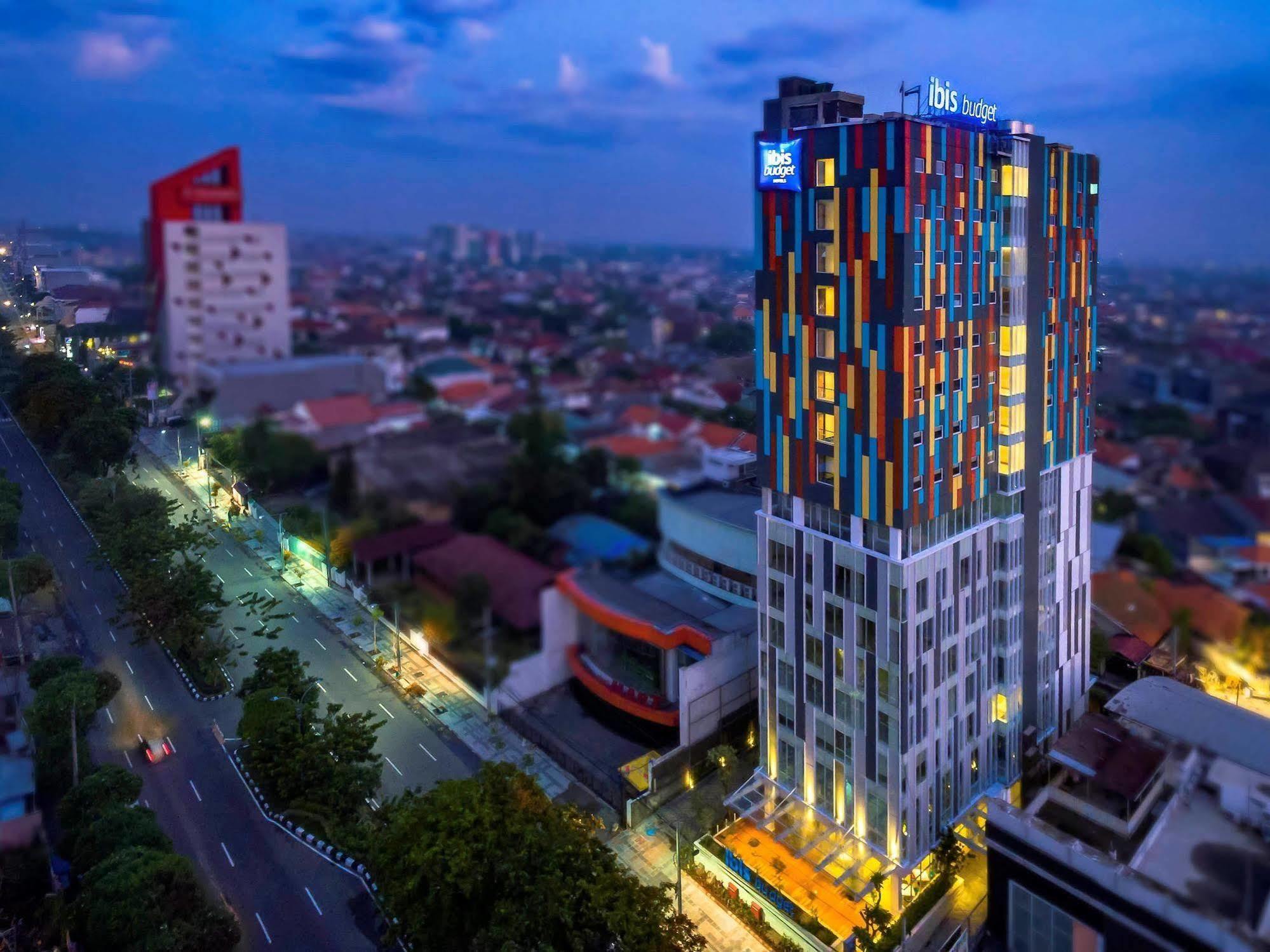 Deka Hotel Surabaya Hr Muhammad Exteriör bild